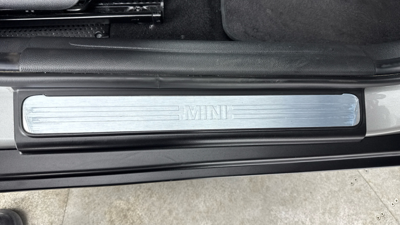 MINI Hatchback 1.5 Cooper Classic Premium 5dr Petrol Hatchback